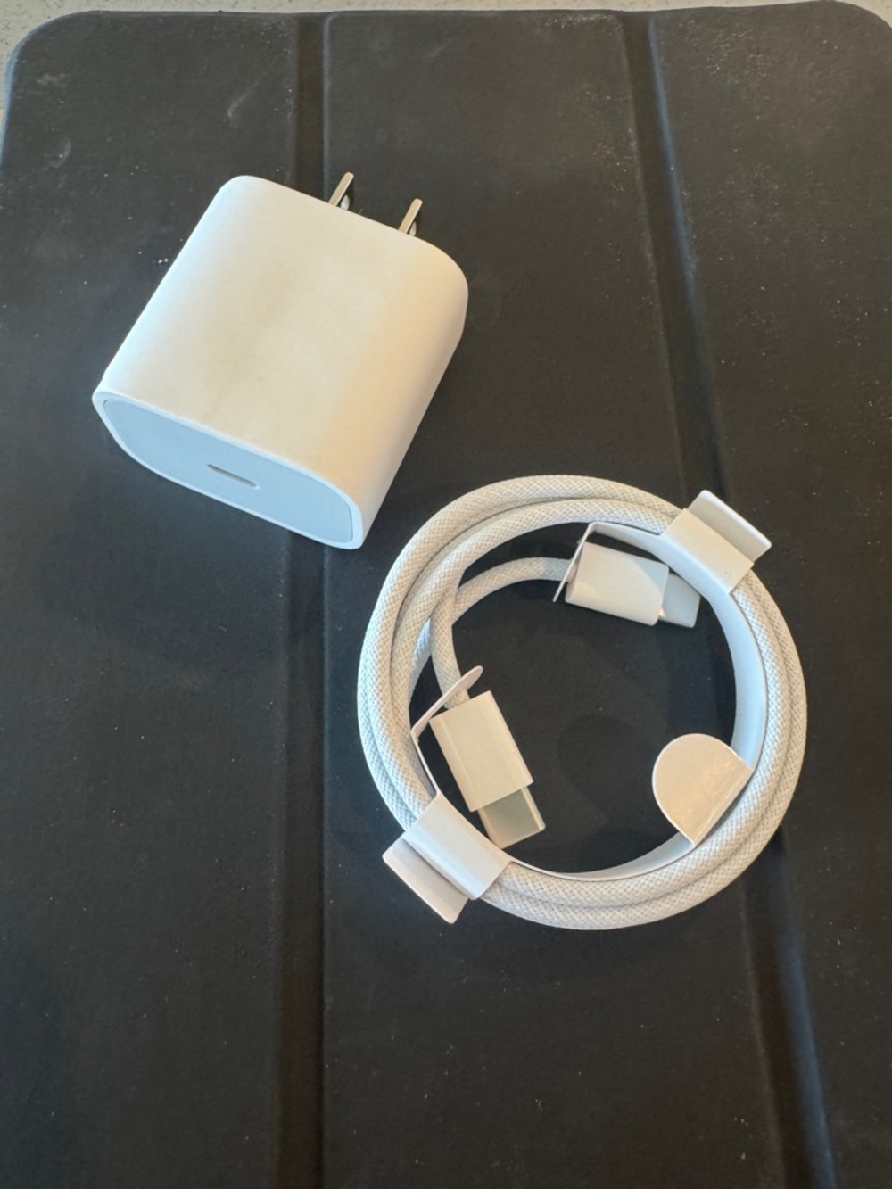 Apple iPad 10.9 inch, 10th gen, 256GB WiFi, blue. Case and charger included!!! - Picture 9 of 14